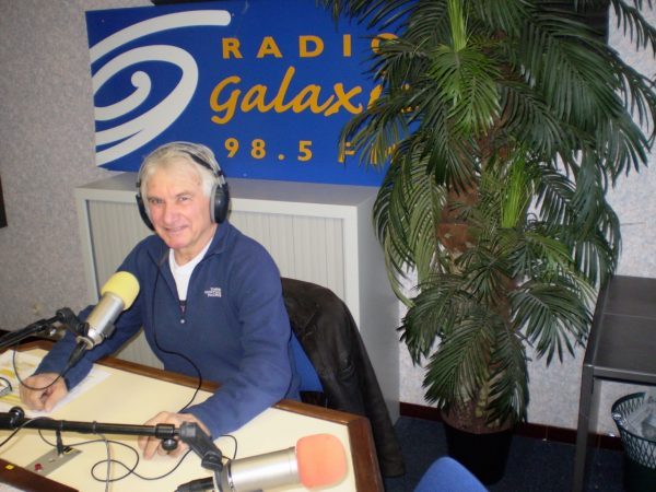 Christian Cailhol enregistrant son émission « la Bougeotte » dans les studios de Radio Galaxie