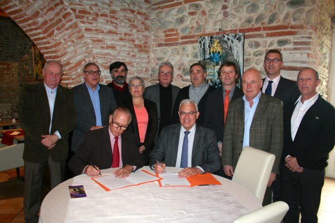 Gérard Roujas et Alain Di Crescenzo signent la convention devant les élus des communautés de communes appartenantes