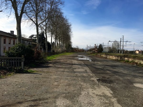 Le terrain situé juste à proximité des voies et de la gare devant servir à faire le nouveau parking