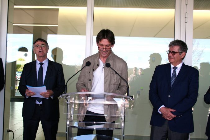 Monsieur Cazaux, directeur d'école durant son discours
