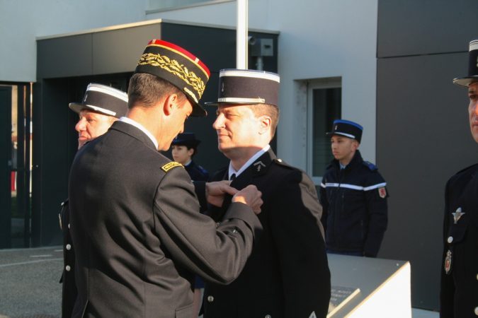 Le général Clouzot remet la médaille d'or de la défense nationale au gendarme PEREZ