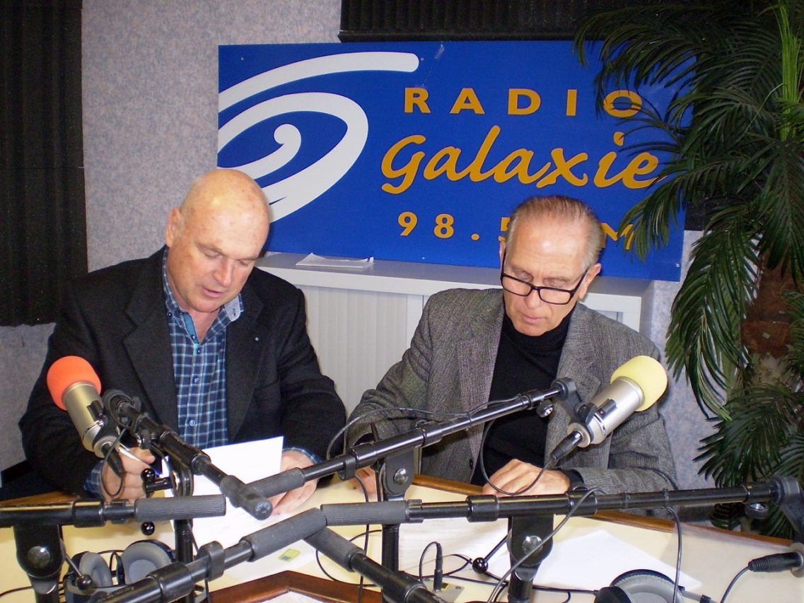 Michel Audoubert président de Radio Galaxie et Gérard Roujas, président du pays sud toulousain signent la convention 2016