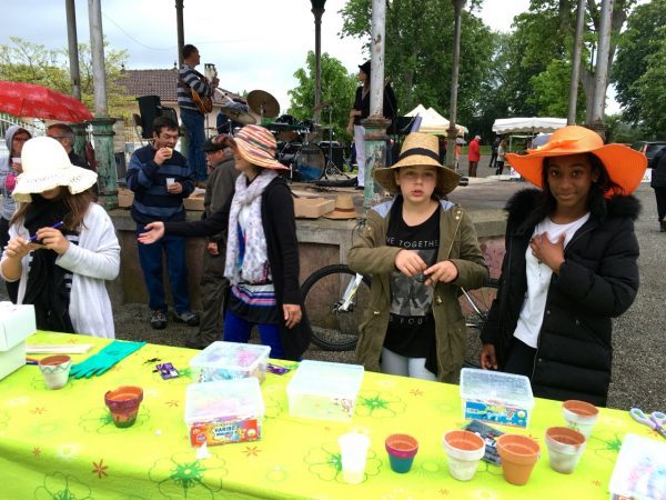 Le service jeunesse reconnaissable à leurs beaux chapeaux