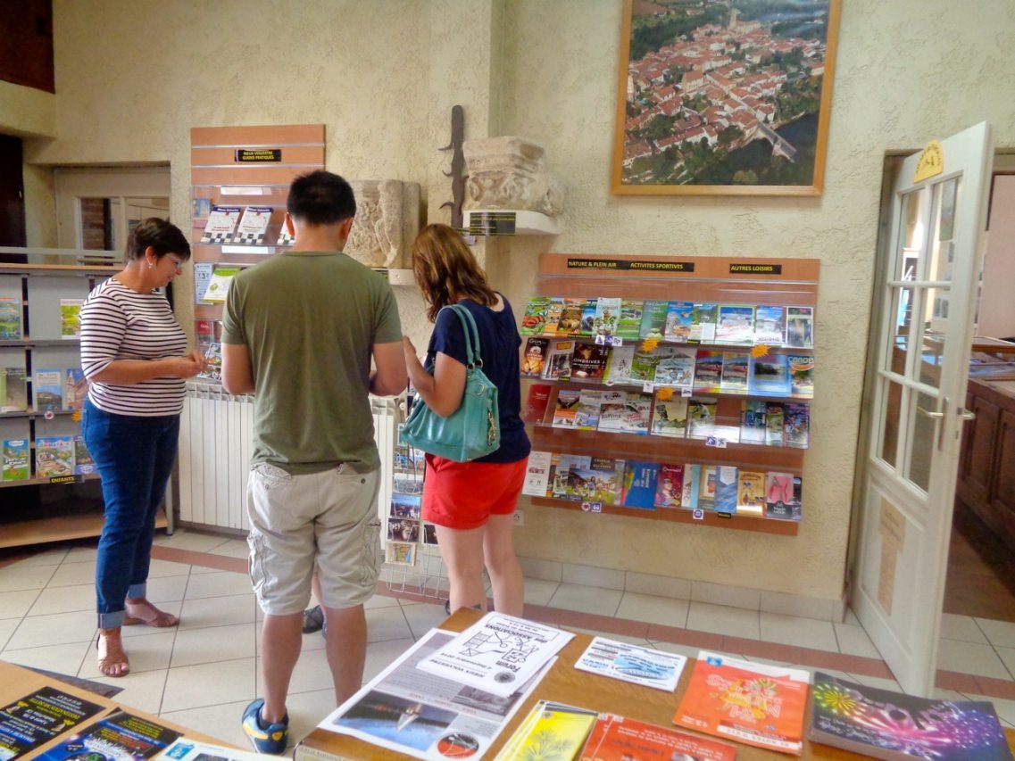 Des touristes de San Diego (Etats-Unis) se renseignent sur la visite de Rieux-Volvestre et du territoire.