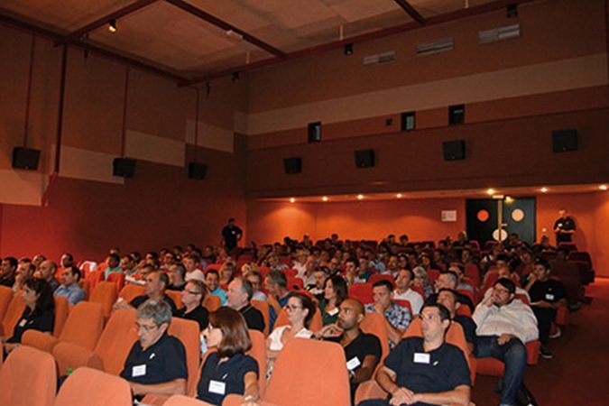 Les participants attentifs aux propos du Président Directeur Général.