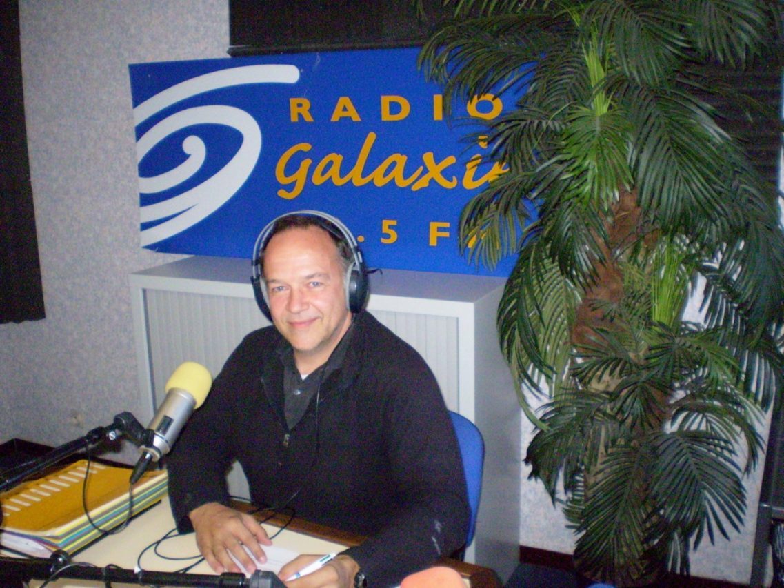 Yann Cailhol dans les studios de Radio Galaxie