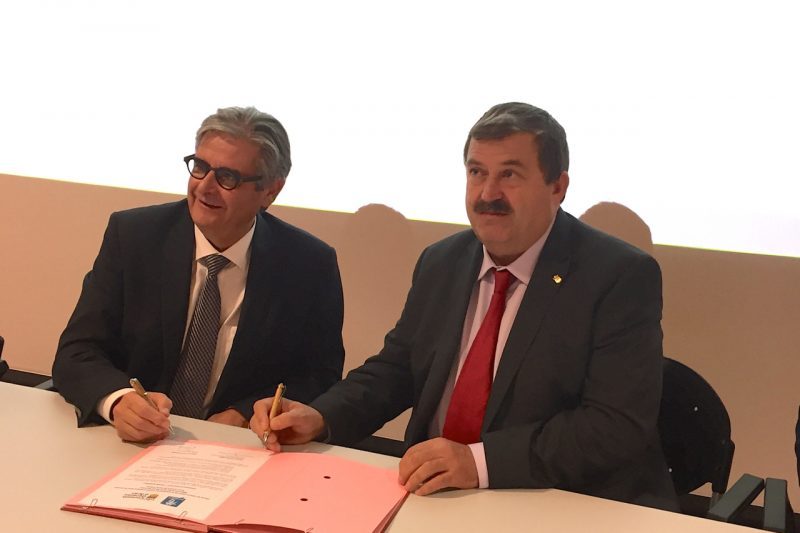 Georges Méric et José Antonio Boya Quintana ont signé ce matin la convention concernant le projet de piste cyclable transfrontalier Trans-Garona.