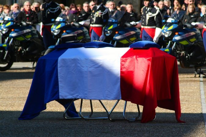Le cercueil du major Christian Rusig nommé à titre posthume chef d'escadron recouvert du drapeau tricolore est placé au centre de la place de Tarascon sur Ariège