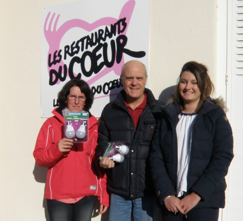 de gauche à droite : Stéphanie et Patrick équipe des Restos du cœur de Carbonne et Elise ambassadrice de l'efficacité énergétique du Pays Sud Toulousain.