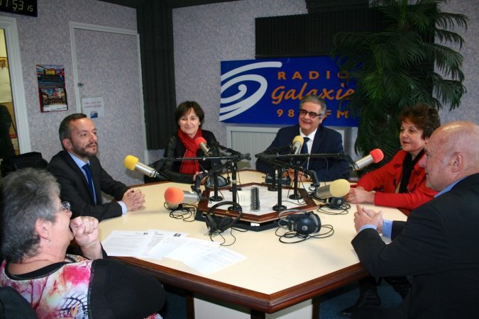 Dans les studios de radio Galaxie en présence de Michel Audoubert président de la station radio et Gisèle l'animatrice.