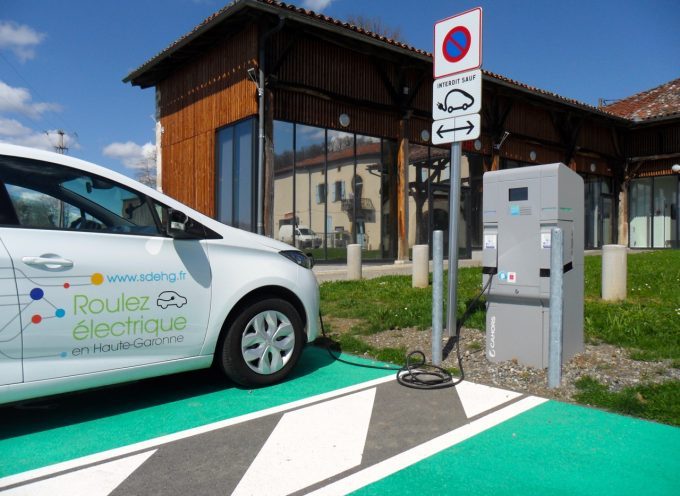 Une borne de recharge pour véhicules électriques à Beauchalot, au cœur du village