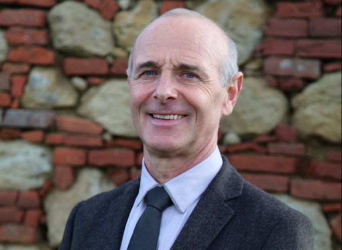 Robert Michel, tête de liste de l’opposition de Carbonne, soutient la candidature de Elisabeth Toutut-Picard.