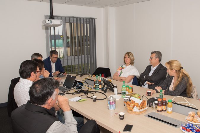 Lors des entretiens dans la salle de réunion