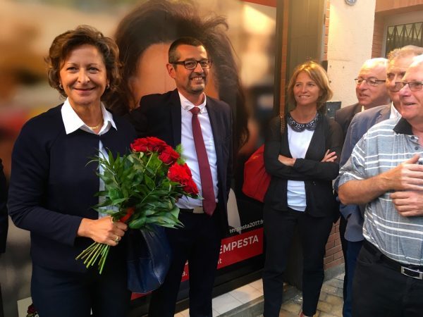 Les militants accueillent la candidate avec des roses rouges, symbole d'un parti socialiste qui sait traverser le temps.