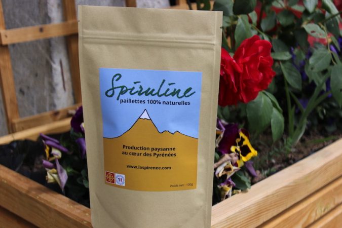 La spiruline est commercialisée en sachets sous forme de paillettes.