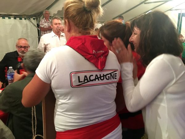 Pendant la vente des billets de tombola