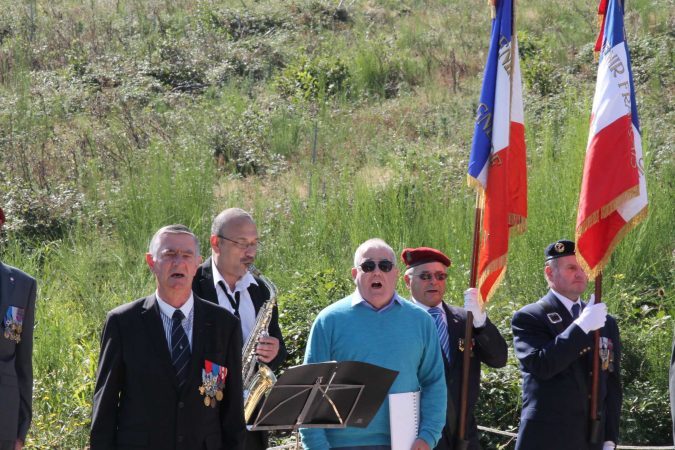 Le chant des Partisans devant la stèle