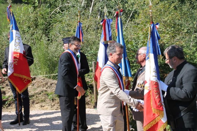 Les maires de Lautignac et de Savères saluant les porte-drapeaux
