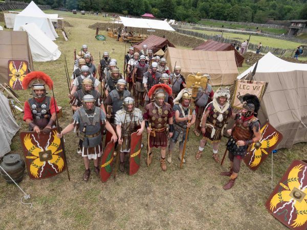 Une légion de romains encercle le village