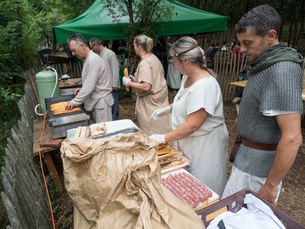 Le président du comité des fêtes et ses bénévoles préparent les repas