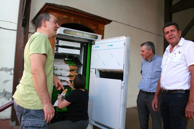 A droite le maire Henri Devic et son 1er adjoint Robert Maury tres satisfait de ce nouveau service pour les gensacois