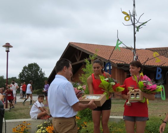 B.Bros remet sa récompense à la première féminine du 5, 5 Kms.