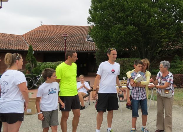 Une coupe pour le petit Emilien.