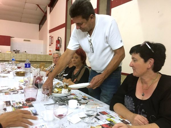 A la fin du repas, le 1er adjoint de Gensac fait le ménage!