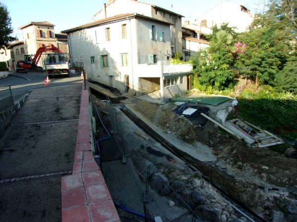En creusant des tranchées, on fait des découvertes qu'il faut prioritairement exploiter