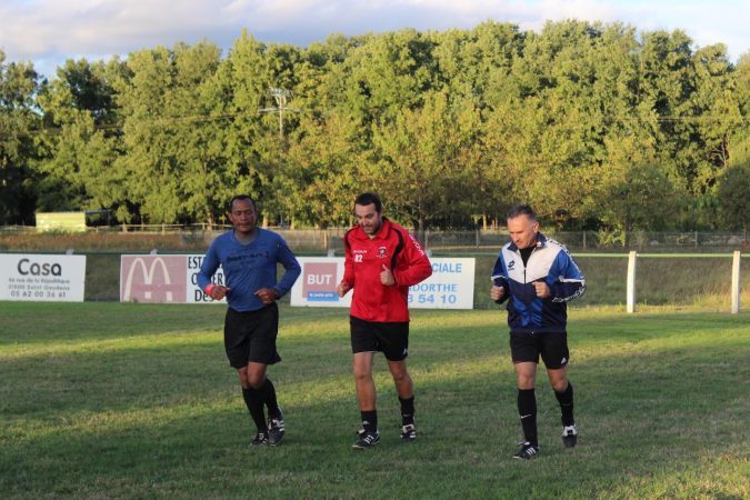 Les arbitres en plein échauffement , dans la bonne humeur !