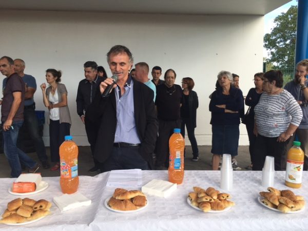 Monsieur le Maire donne toutes les informations. derrière lui enseignants, conseillers municipaux et représentant de l'Inspecteur de l'éducation nationale