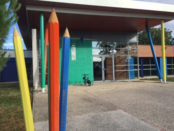 De magnifiques crayons à l'entrée de l'école...