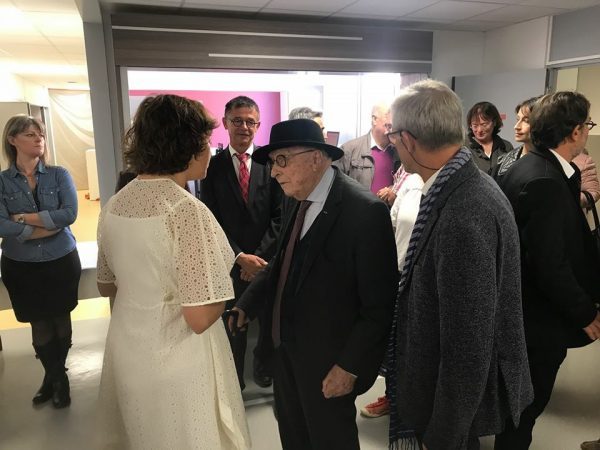 La présidente de région en grande discussion avec le professeur Lareng