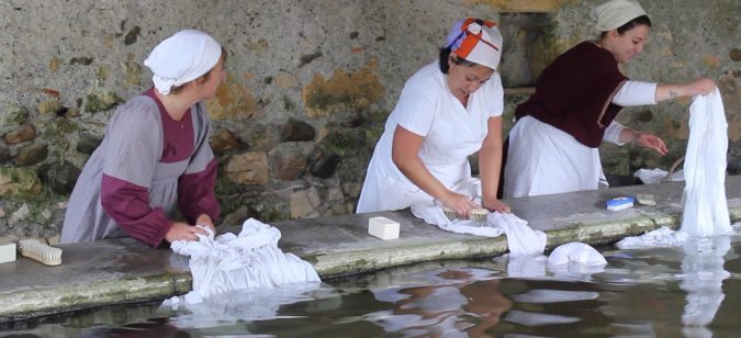 Sabrina, Kristelle et Laura dans une séance de lavage et...papotage!