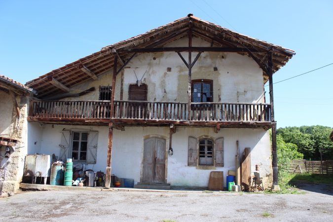 La ferme Baron ( XVII ème siècle) de pierre, bois et torchis est la ferme la plus ancienne de la région.