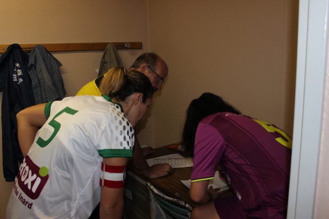 L'arbitre donne les consignes d'avant match.