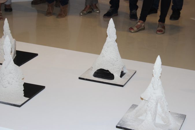 Un mélange de plâtre, de sable et d'eau pour une oeuvre évolutive
