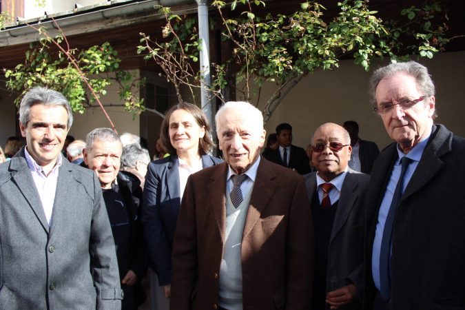 Jean-Yves Duclos, maire de St-Gaudens, Jean-Raymond Lépinay , l'ancien maire, Jean Subra conseiller municipal et Emmanuelle Moyon pasteur entourent Gérard Delteil celui qui était là lors de l'inauguration en 1967.