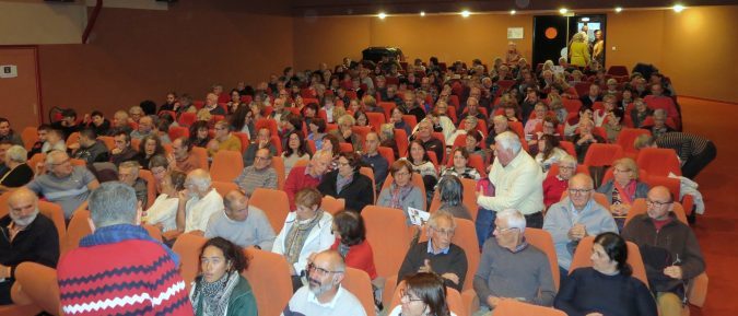 Salle comble.