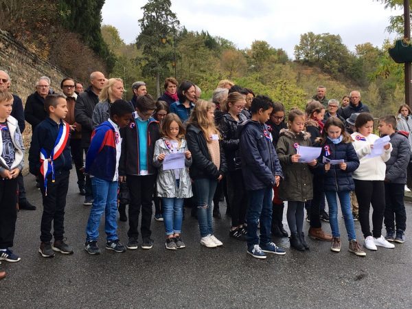 Les jeunes du conseil municipal lisent des extraits de textes émouvants