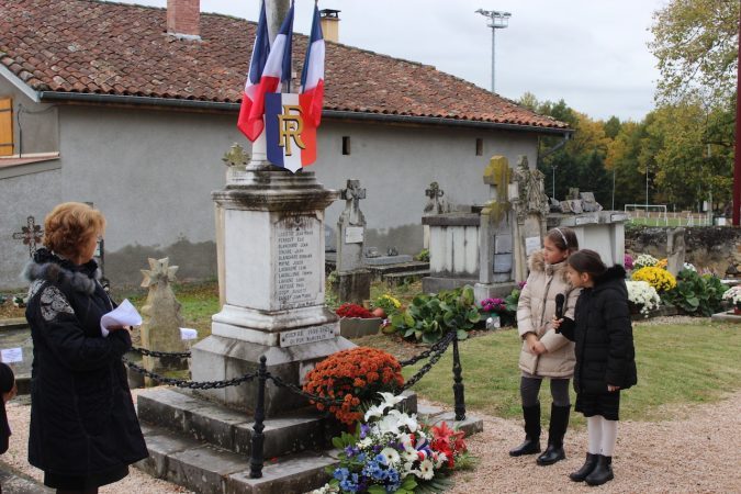 Deux enfants énumèrent la liste des Landorthais morts pour la France.