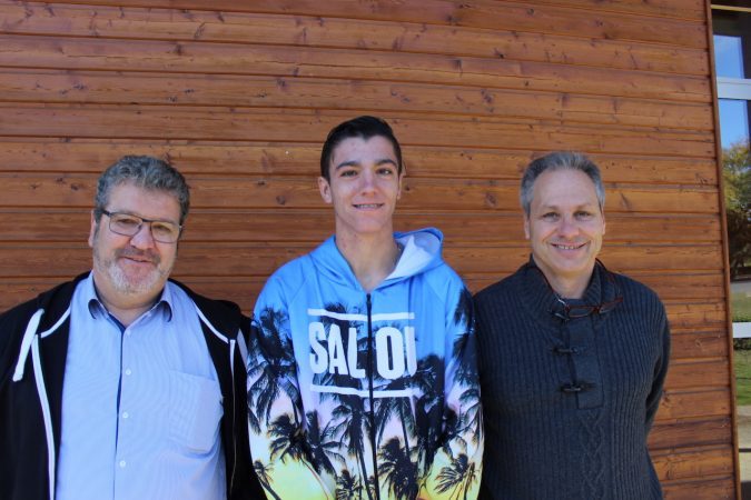 Le jeune Dorian Saux champion départemental ( triplette ) en compagnie du président et du vice-président