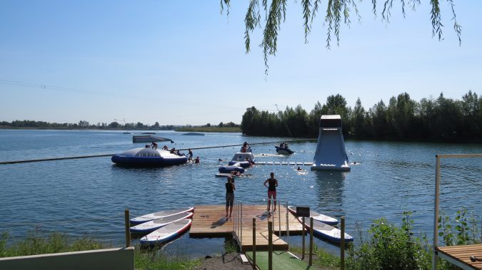 Jeux d'eau au Wake Park