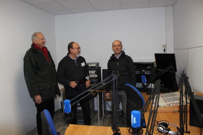 Eric présente le studio d'enregistrement aux visiteurs.