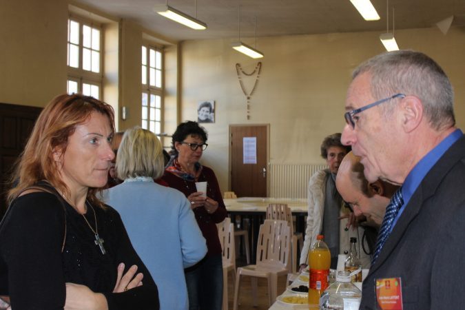 Nicole Doro représentante de la (C en grande discussion avec le président de Radio Présence