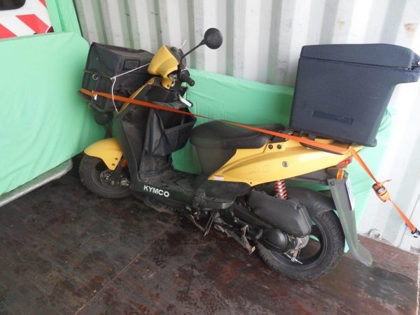 Un des deux roues a trouvé sa place dans le contenair.