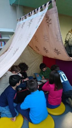 Les plus petits ont profité des histoires lues par les plus grands dans des cabanes imaginées par les bibliothécaires
