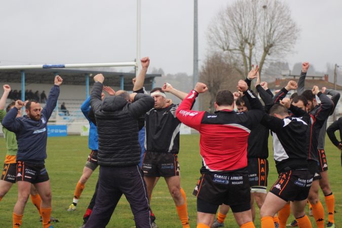 A l'échauffement ,des gestes annonciateurs de la victoire pour l'équipe première...