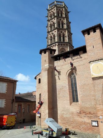 Exercice sur la façade de la cathédrale