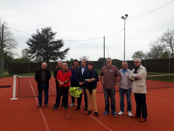 Maryse Vezat: à sa droite, le président de la ligue Midi-Pyrénées Laurent Darcos, Axel Lefranc, professeur de tennis. Les élus, Michel Audoubert, Bernard Pons, Yves Caron-Jourda. A sa gauche, Daniel Escorihuela, Michel Sorroche vice-président, Jean-Michel Higo secrétaire.